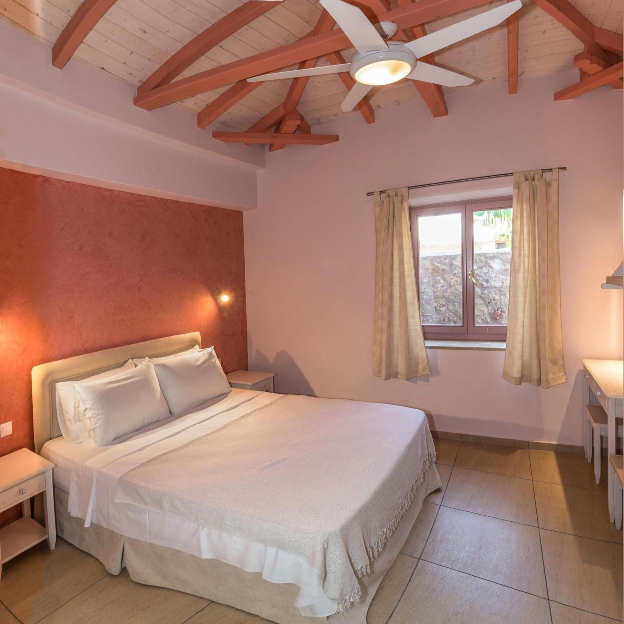 Athena'S Cottage Stoupa Bagian luar foto